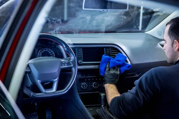 Autoservice-Mitarbeiter säubert Innenraum mit Dampfreiniger — Stockfoto