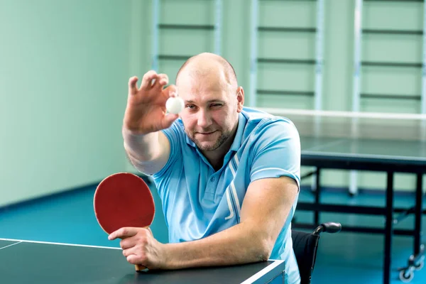 Adulto discapacitado en silla de ruedas antes de jugar al tenis de mesa — Foto de Stock