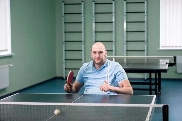 Дорослий інвалідний чоловік у навчанні на інвалідному візку перед грою в настільний теніс — стокове фото