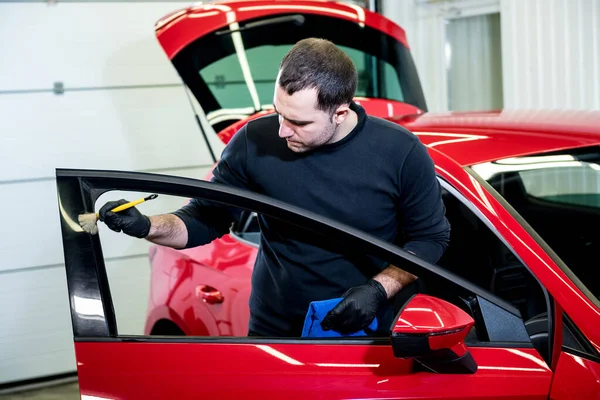 Autoservice-Mitarbeiter reinigt Innenraum mit Spezialbürste — Stockfoto