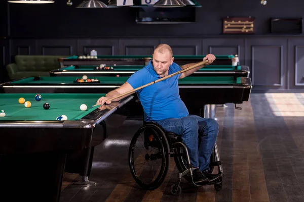 Hombre adulto con discapacidad en silla de ruedas jugar billar en el club —  Fotos de Stock