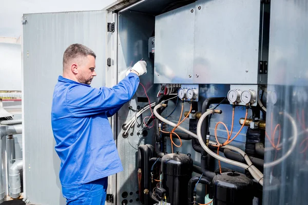 Widerstandsprüfung von Temperatursensoren im Bereich der Kühlversorgung der Lüftungsanlage — Stockfoto