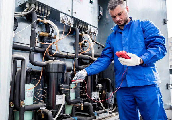 Widerstandsprüfung von Temperatursensoren im Bereich der Kühlversorgung der Lüftungsanlage — Stockfoto