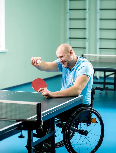 Adulto discapacitado en silla de ruedas antes de jugar al tenis de mesa —  Fotos de Stock