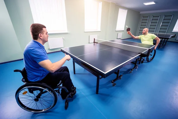 Erwachsene behinderte Männer im Rollstuhl spielen Tischtennis — Stockfoto