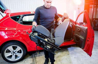 Araba servisi çalışanı arabanın içini sökmüş.