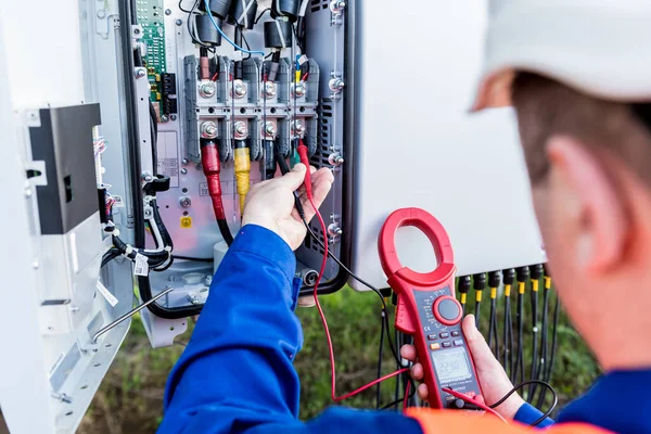 The inspector checks the actual output voltage level of inverter — Stock Photo, Image