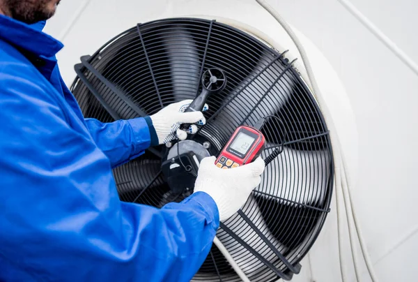 Ensayo con un anemómetro de un ventilador axial de la unidad de condensación —  Fotos de Stock