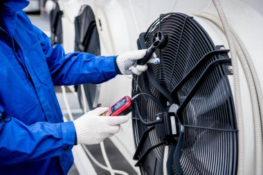 Yoğunlaştırma ünitesinin eksensel fan anemometresi ile test ediliyor