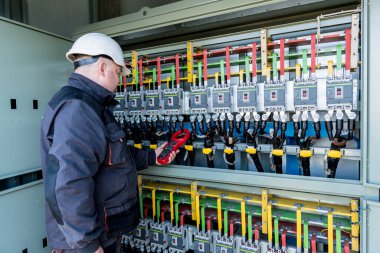 Güneş paneli şalter bölümünün çalışma voltaj seviyeleri kontrol ediliyor