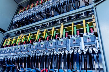 Trafo istasyonunda elektrik ekipmanları var.