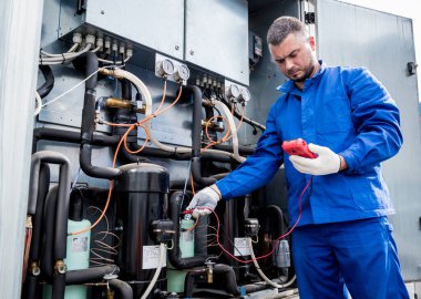 Havalandırma ünitesinin soğutma ikmal bölümünde sıcaklık sensörlerinin direnç testi