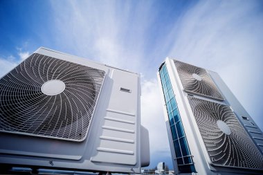 Endüstriyel bir binanın çatısında klimalar var. HVAC