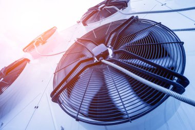 Endüstriyel bir binanın çatısında klimalar var. HVAC