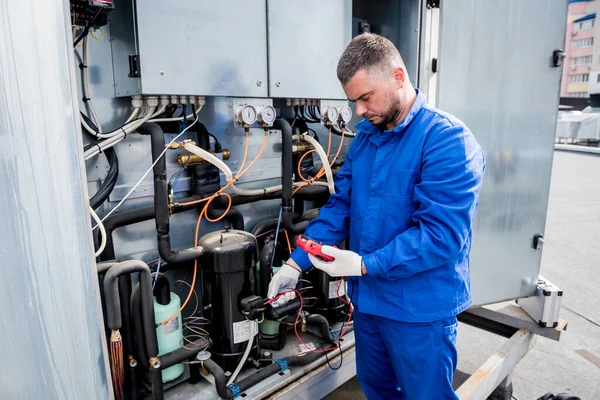 Widerstandsprüfung von Temperatursensoren im Bereich der Kühlversorgung der Lüftungsanlage — Stockfoto