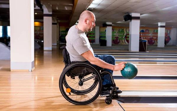 車椅子の若い障害者がクラブでボーリングをしている — ストック写真