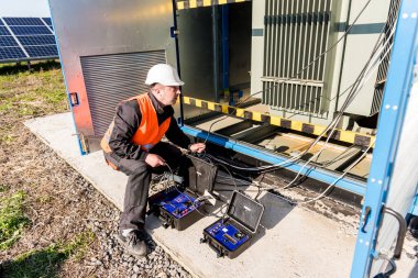 Elektrik ölçümlerinin çalıştırılması güç transformatöründe çalışır.