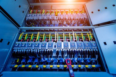 Trafo istasyonunda elektrik ekipmanları var.