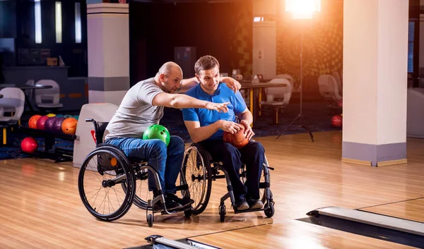 クラブでボウリングをしている車椅子の若い障害者2人 — ストック写真