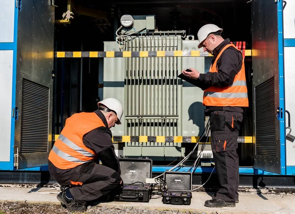 Exécution des travaux de mesure électrique sur le transformateur de puissance — Photo