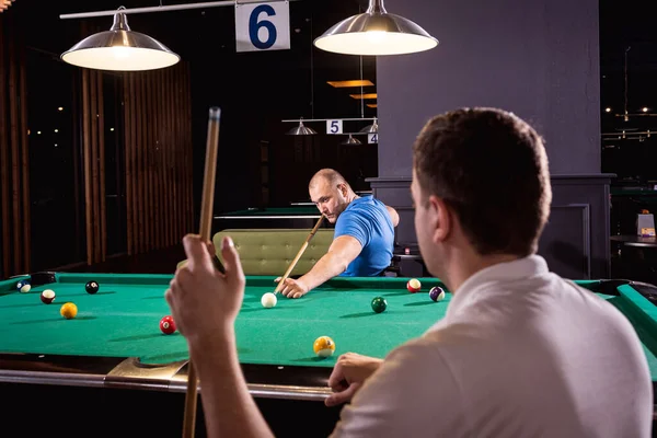 Homens adultos com deficiência em uma cadeira de rodas jogar bilhar no clube — Fotografia de Stock