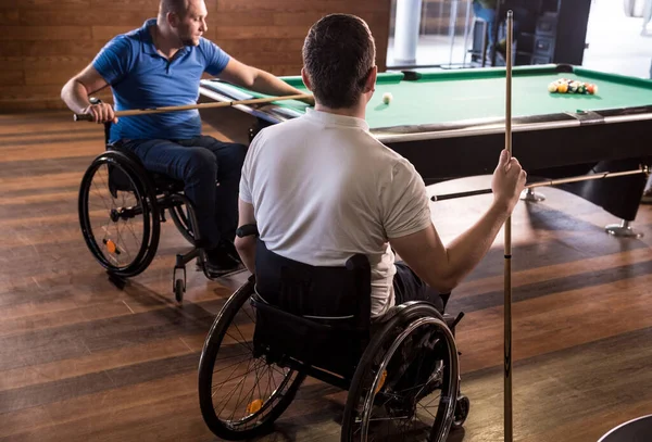 Erwachsene Männer mit Behinderungen im Rollstuhl spielen Billard im Club — Stockfoto