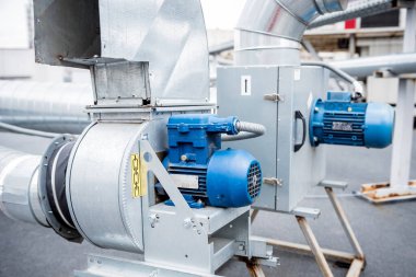 Endüstriyel bir binanın çatısında klimalar var. HVAC