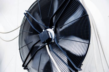Endüstriyel bir binanın çatısında klimalar var. HVAC