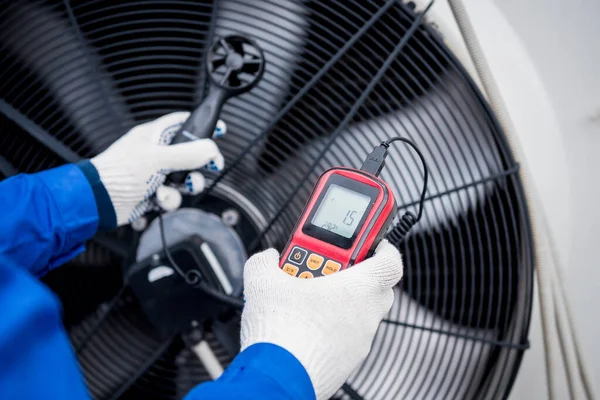 Ensayo con un anemómetro de un ventilador axial de la unidad de condensación —  Fotos de Stock