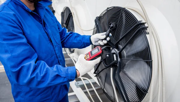 Ensayo con un anemómetro de un ventilador axial de la unidad de condensación —  Fotos de Stock