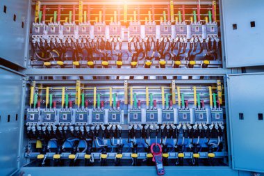 Trafo istasyonunda elektrik ekipmanları var.