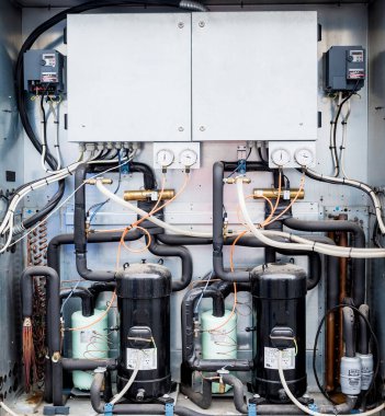 Havalandırma ünitesinin tedarik bölümündeki kontrol panelleri ve frekans dönüştürücüleri