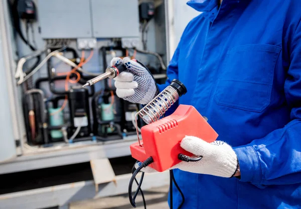 Elektronik ısı sensörlerini elektronik lehimleme demiriyle tamir eden teknisyen. — Stok fotoğraf