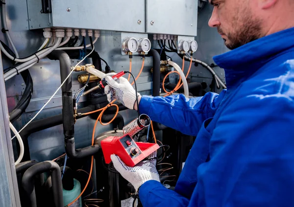 Elektronik ısı sensörlerini elektronik lehimleme demiriyle tamir eden teknisyen. — Stok fotoğraf