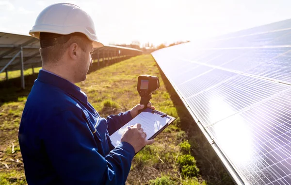 Examen inspector de módulos fotovoltaicos utilizando una cámara de imágenes térmicas —  Fotos de Stock