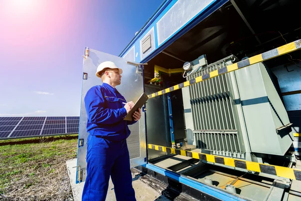 電力変圧器における電気測定の実行 — ストック写真