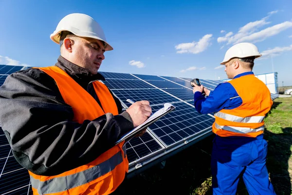 Examen inspector de módulos fotovoltaicos utilizando una cámara de imágenes térmicas —  Fotos de Stock