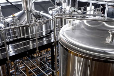 Bira fabrikasında bira demleme ekipmanı.