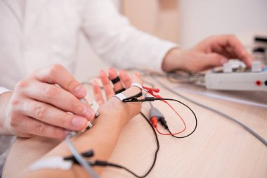 Tıbbi merkezde elektromiyografi kullanan hasta sinirleri test ediliyor.