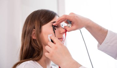 Tıbbi merkezde elektromiyografi kullanan hasta sinirleri test ediliyor.