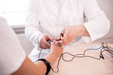 Tıbbi merkezde elektromiyografi kullanan hasta sinirleri test ediliyor.