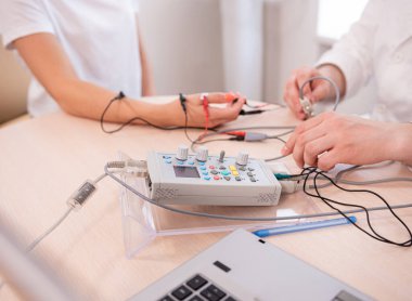 Tıbbi merkezde elektromiyografi kullanan hasta sinirleri test ediliyor.