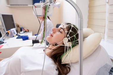 Hastanın beyin testinde ensefalografi kullanıldı.