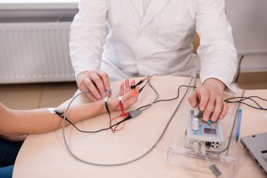 Tıbbi merkezde elektromiyografi kullanan hasta sinirleri test ediliyor.