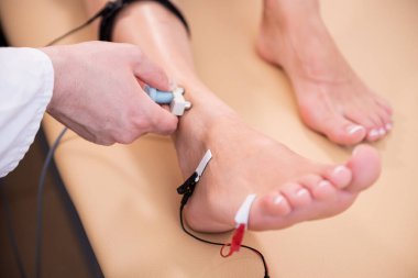 Tıbbi merkezde elektromiyografi kullanan hasta sinirleri test ediliyor.