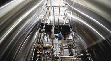 Bira fabrikasında bira demleme ekipmanı.