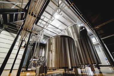 Bira fabrikasında bira demleme ekipmanı.