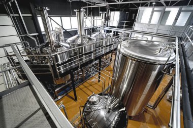 Bira fabrikasında bira demleme ekipmanı.