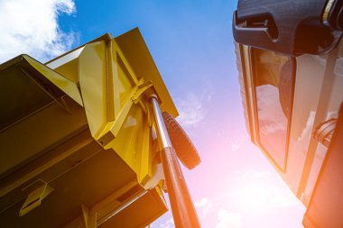 Mavi gökyüzü arka planında büyük bir tahıl kamyonu