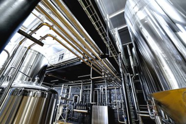 Modern bir bira fabrikasının boruları ve tesisatları.